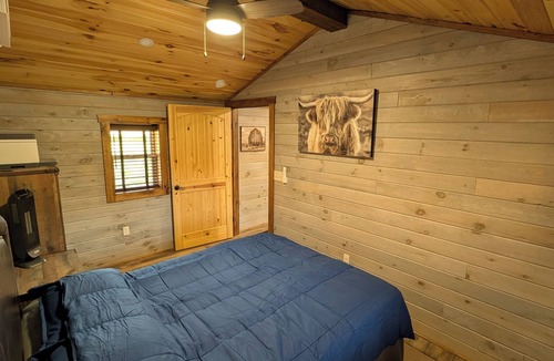 Lutts House | Charming 2-Bedroom Farmhouse with AC in Collinwood