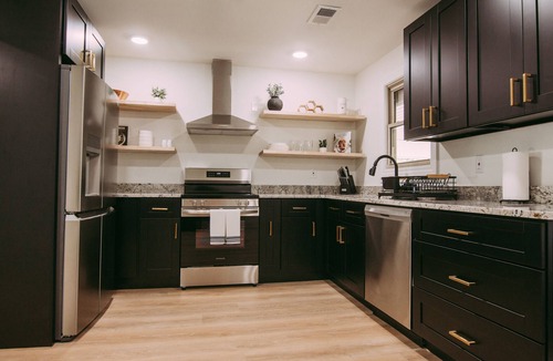 Batesville House | Charming 2-bedroom house in Batesville steps From Lyon