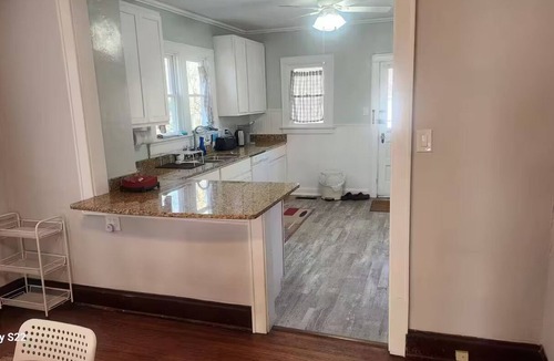 Roselawn Finance House | Charming 2-bedroom house can walk to movies or restaurants or coffeeshops