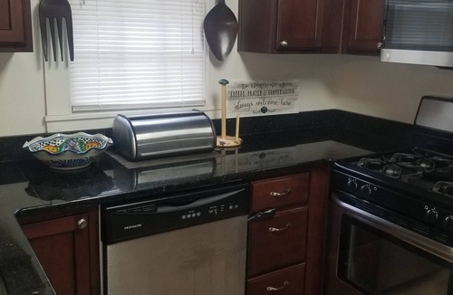 Columbia House | Charming 2-bedroom house with AC, WiFi in Columbia