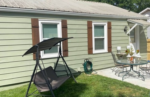 Columbia House | Charming 2-bedroom house in lovely Columbia with AC/WiFi and smart tv. Backyard