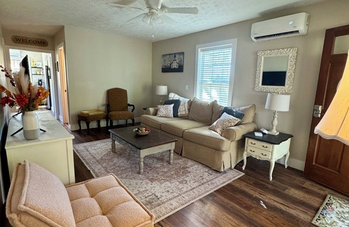 Knifley House | Charming 2-bedroom house minutes from Green River Lake! Free parking & WiFi