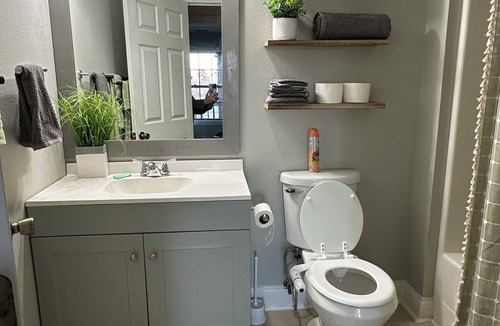 London House | Charming 2-bedroom house in amazing London, KY with AC, WiFi