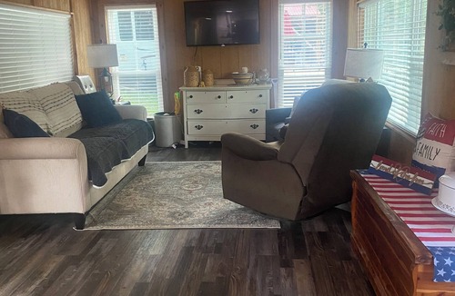 Benton House | Charming 2-bedroom mobile home with AC, WiFi in Benton very close to the Ky Lake