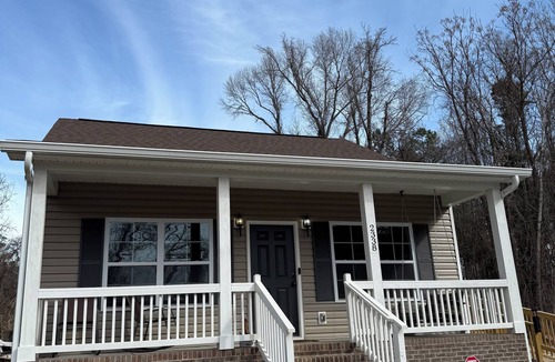 White Oak House | Charming 2-bedroom house in pleasant Great Falls with WiFi, AC