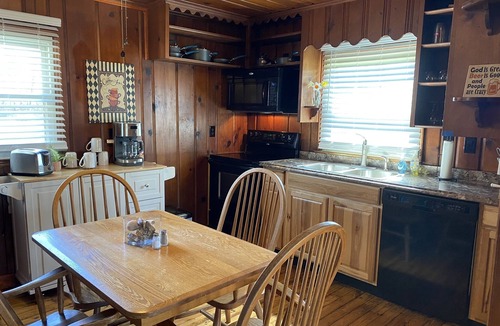 Mount Vernon House | Charming 2 bedroom cabin on private pond!