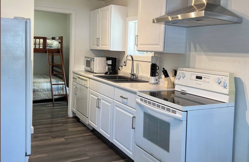 Pelican Lake Cottage | Charming 2-bedroom cottage with WiFi and AC in brilliant Pelican Lake