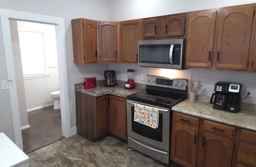 Springfield Apartment | Charming 2-bedroom apartment in Springfield with AC