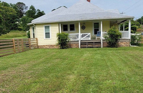 Butler Cottage | Charming 2 BR/2BA cottage in Butler-great covered porches, big fenced yard