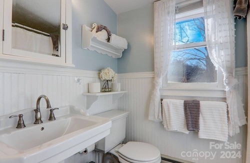 Maggie Valley Cottage | Charming 2 BR cottage, mountain view/backyard creek in beautiful Maggie Valley