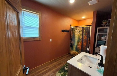 Moody Cabin | Charming 2- furnished cabins with common picnic area near Caulfield.