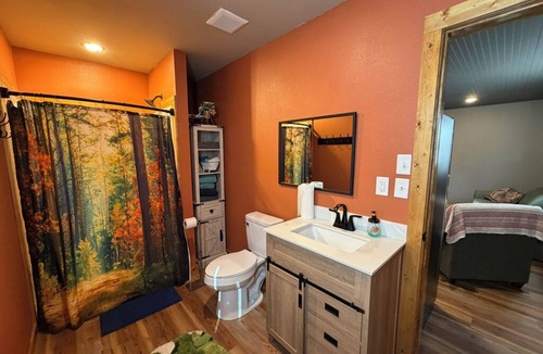 Moody Cabin | Charming 2- furnished cabins with common picnic area near Caulfield.