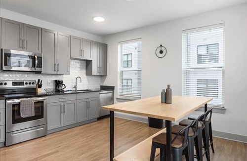 East Walnut HIlls Apartment | Charming 2BR/2BA Suites Near Downtown Cincinnati