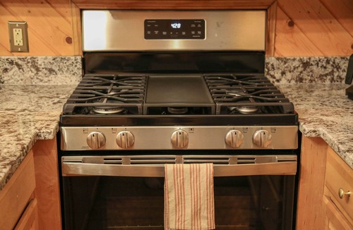 Mirror Lake Cottage | Charming 2BR Highlands Cottage with Cozy Fireplace, 3 Min to Main St & Dry Falls