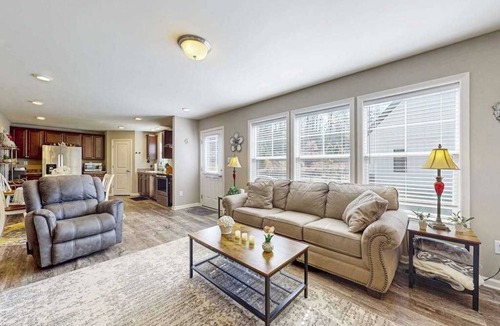 Fletcher House | Charming 2BR Retreat with Full Kitchen, Wifi and Gas Grill for Outdoor Dinning