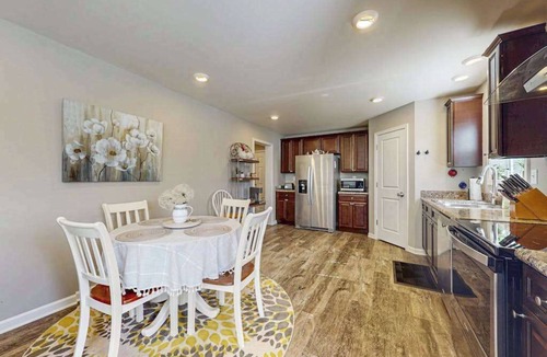 Fletcher House | Charming 2BR Retreat with Full Kitchen, Wifi and Gas Grill for Outdoor Dinning
