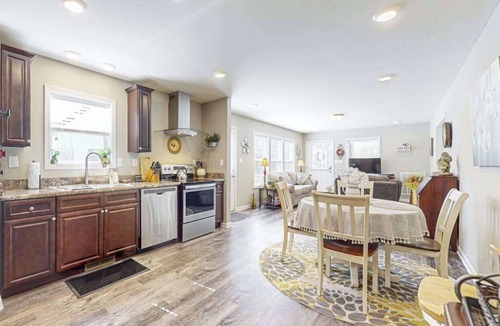 Fletcher House | Charming 2BR Retreat with Full Kitchen, Wifi and Gas Grill for Outdoor Dinning