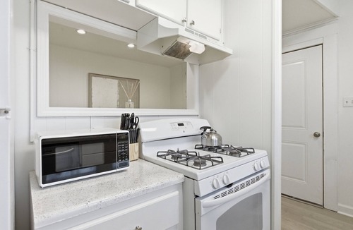 North Little Rock House | Charming 2BR Retreat in North Little Rock, Close to Hospitals & Downtown