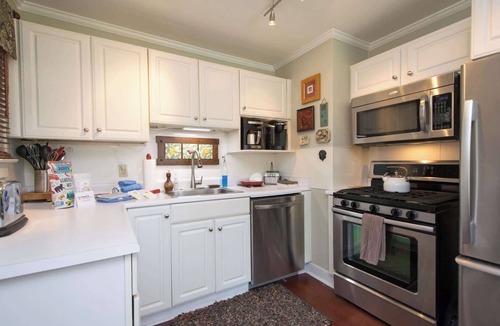 Royal Pines House | Charming 2BR w/Spacious Yard Near Lake Juian