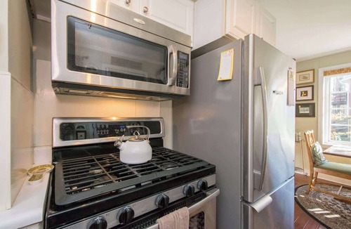 Royal Pines House | Charming 2BR w/Spacious Yard Near Lake Juian