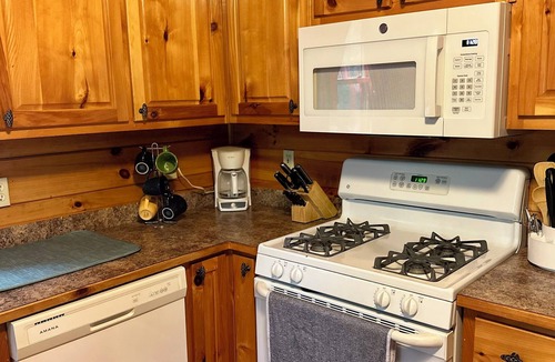 Morganton Cabin | Charming 3-bedroom cabin with WiFi, AC ten mins from downtown Blue Ridge