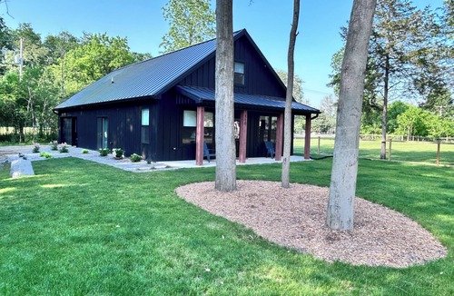 Clarklake Cottage | Charming 3-bedroom cottage in wonderful Clarklake with lake access and fire pit.
