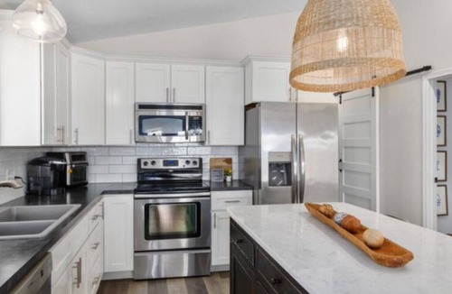 Coral Cottage | Charming 3-bedroom cottage in Coral with WiFi and AC