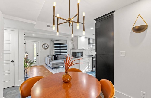 Lexington House | Charming 3-bedroom farmhouse in welcoming Lexington with WiFi, AC