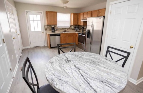 Florence House | Charming 3 Bedroom Florence KY, close to Creation Museum, free wi fi and parking