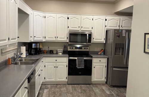 Tuscaloosa House | Charming 3 Bedroom House Just Minutes Away From Campus - Includes Parking Pass