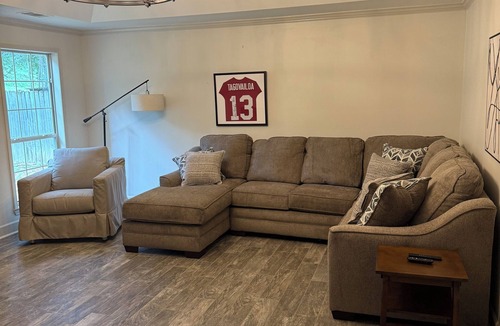 Tuscaloosa House | Charming 3 Bedroom House Just Minutes Away From Campus - Includes Parking Pass