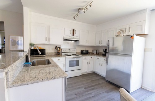 Oakdale House | Charming 3-bedroom house 10 mins from Charlotte Uptown with WiFi, AC