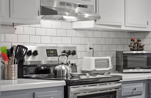 Higgins Lake House | Charming 3-bedroom house with AC, WiFi, 🏓Ping-Pong, Foosball,🔥Firepit,🍔 Grill