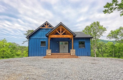 Hayesville Cabin | Charming 3 bedroom Riverside Cabin: WiFi, AC, & 3 Fireplaces in Hayesville, NC