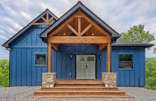 Hayesville Cabin | Charming 3 bedroom Riverside Cabin: WiFi, AC, & 3 Fireplaces in Hayesville, NC
