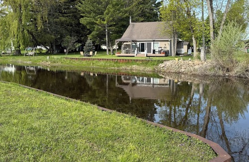 Tawas City Cottage | Charming 3-bedroom riverside cottage in brilliant Tawas City