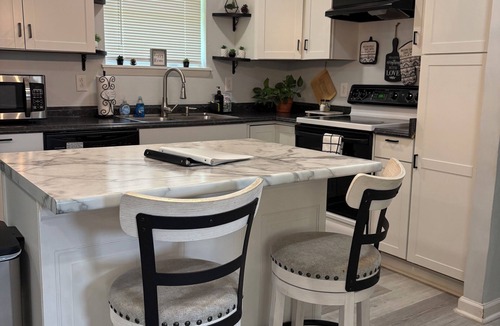 Clarksville Bed & Breakfast | Charming 3-bedroom house in Clarksville, near ft Campbell, APSU & Casino