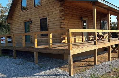 Madisonville Cabin | Charming 3-bedroom cabin with WiFi, AC in serene countryside