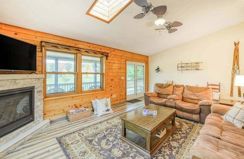 McHenry Ski Chalet | Charming 3BR Cabin - POND VIEW - McHenry
