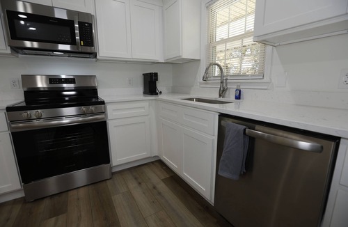 Lebanon House | Charming 3BR Retreat in Lebanon Patio, Parking & Comfort