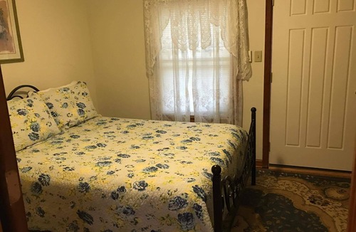 Bellepoint House | Charming 4-bedroom farmhouse in delightful Hinton with WiFi, AC