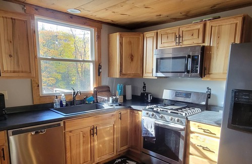 Oakland House | Charming 4-bedroom house in Oakland WiFi, Foosball table, game console, hot tub