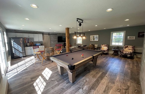 Clear Lake Cottage | Charming 5-bedroom cottage with WiFi, AC, recreation barn and great beach.