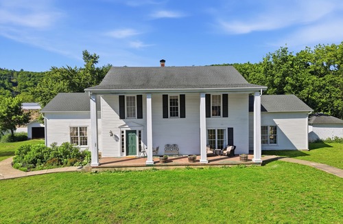 Leslie House | Charming 5-bedroom house in the heart of Leslie!
