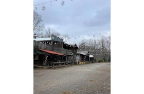 Love Valley Bed & Breakfast | Charming 8-bedroom bed & breakfast with AC, WiFi in Statesville