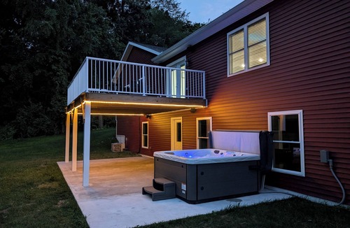 Shipshewana House | Charming, Beautiful 6-bedroom house in wonderful Shipshewana with WiFi, Hot Tub.