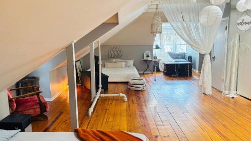Midtown Apartment | Charming BOHO Loft Retreat with King and Queen Bed