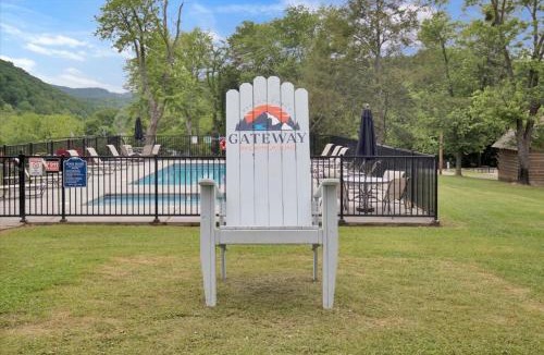 Pigeon Forge Ski Chalet | Charming Cabin near Smoky Mountains