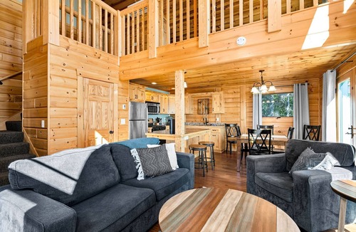 Two Harbors Cabin | Charming cabin only feet from Lake Superior