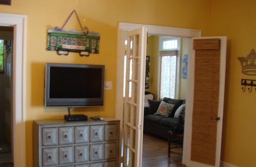 Touro Cottage | Charming casita, Uptown 1920's Bungalow - Walk to Streetcar